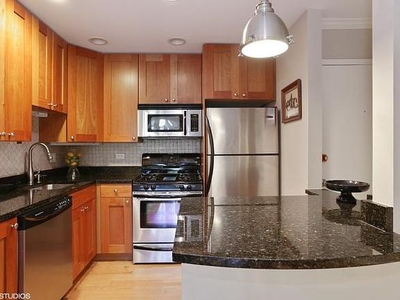 3rd image of 2045 N Larrabee St #2