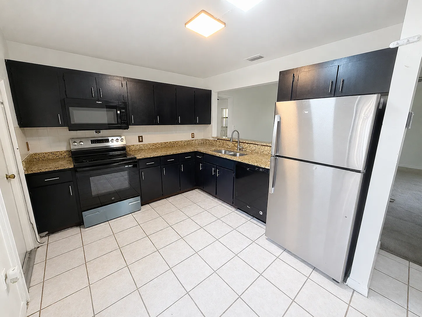 3 bed, 2.0 bath, 1208 sqft, $1,595 — Photo 2