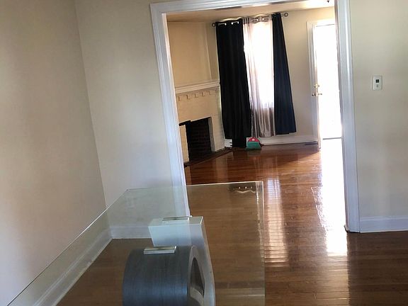 5th image of 1135 E Stafford St
