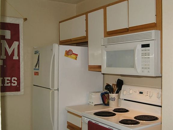 4th image of 525 Sw Pkwy #104