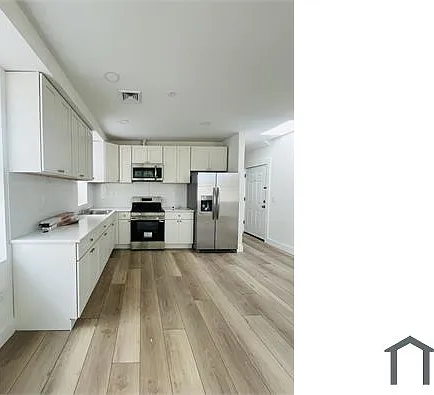 910 E 226th St — Photo 2