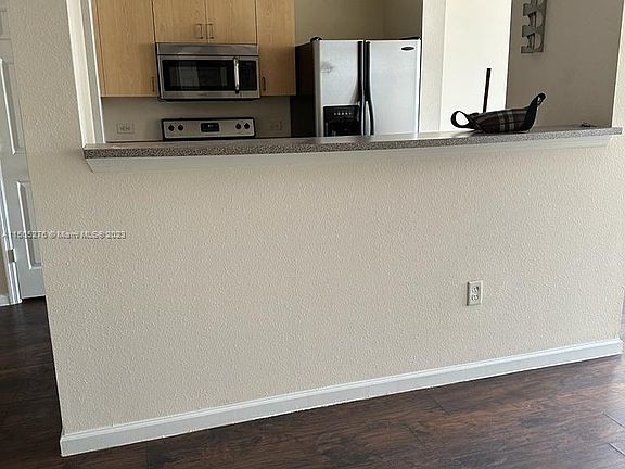 4th image of 533 NE 3rd Ave APT 303