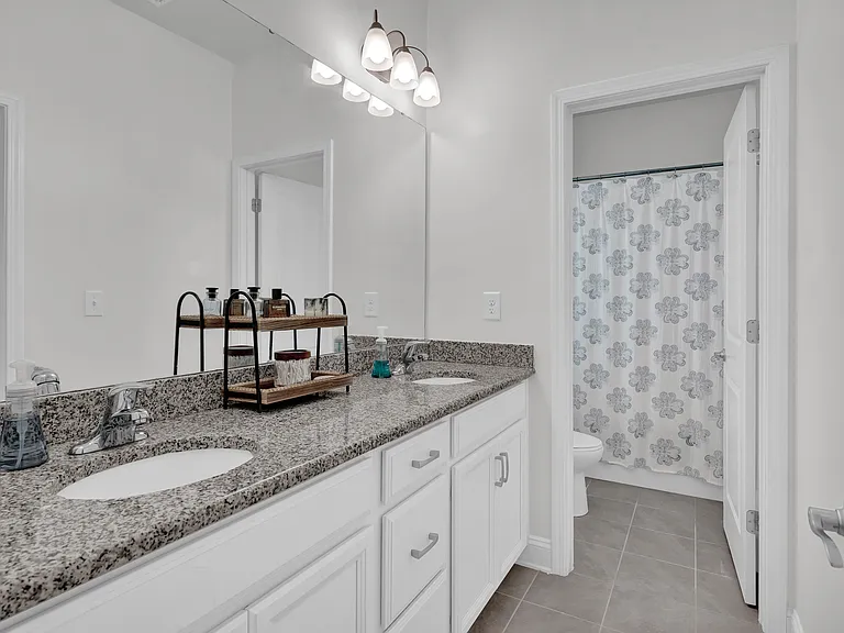 Shared Bathroom for Beds 2 & 3