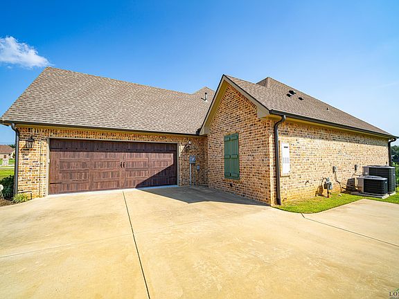 3rd image of 2901 Fairway Oaks Ln