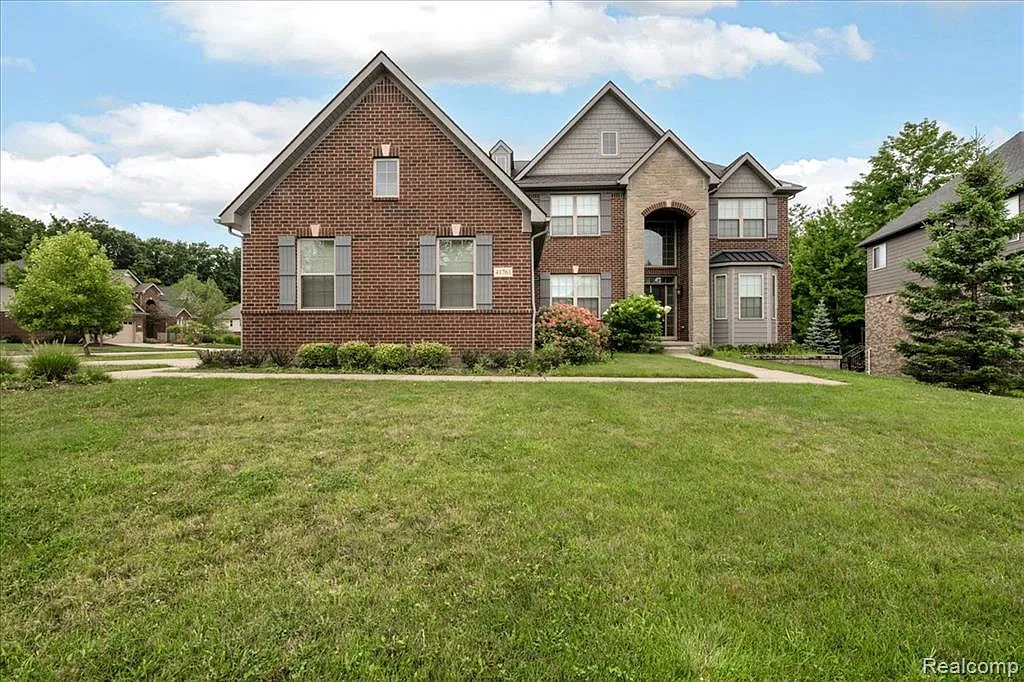 4 bed, 2.5 bath, 3064 sqft, $4,200 — Photo 2