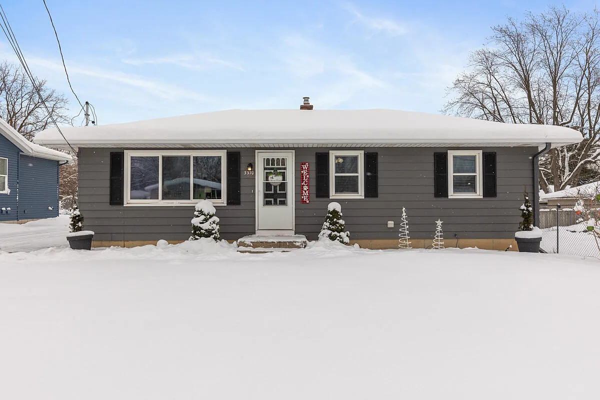 3370 Woodbine Ave SW photo 1