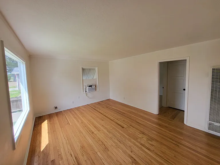 555 W Whittier Ave — Photo 24