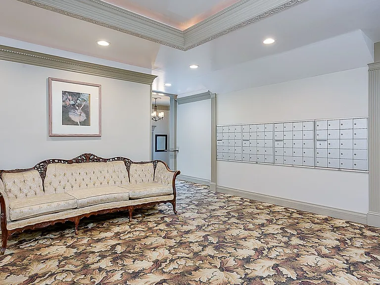 Abbottsford Apartments — Photo 3