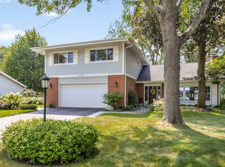 1943 Sunnyside Cir, Northbrook, IL 60062
