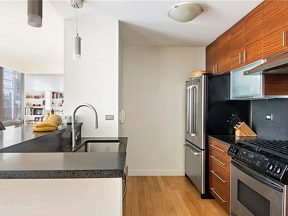 3rd image of 225-227 W 60th St #9B