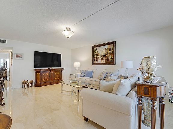 5th image of 210 Wellington E