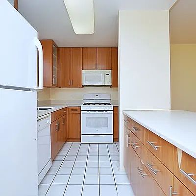 5th image of 70 Oceana Dr W Ph 1b