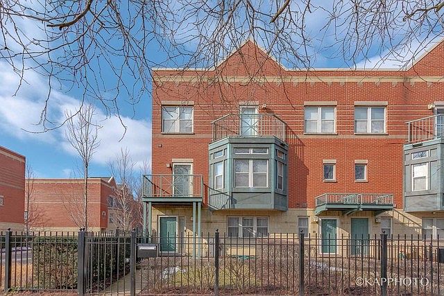 1st image of 4528 S Woodlawn Ave