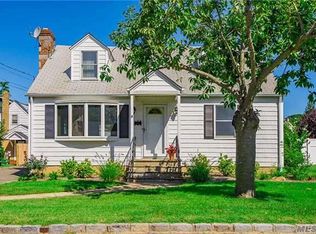 9 Sanzoverino Ln, Bayville, NY 11709
