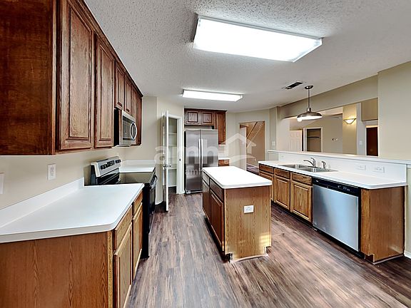3rd image of 127 Southlake Dr