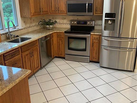 5th image of 42 Debbie Dr