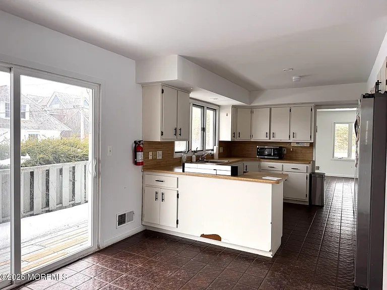 16 Corlies Ave — Photo 6