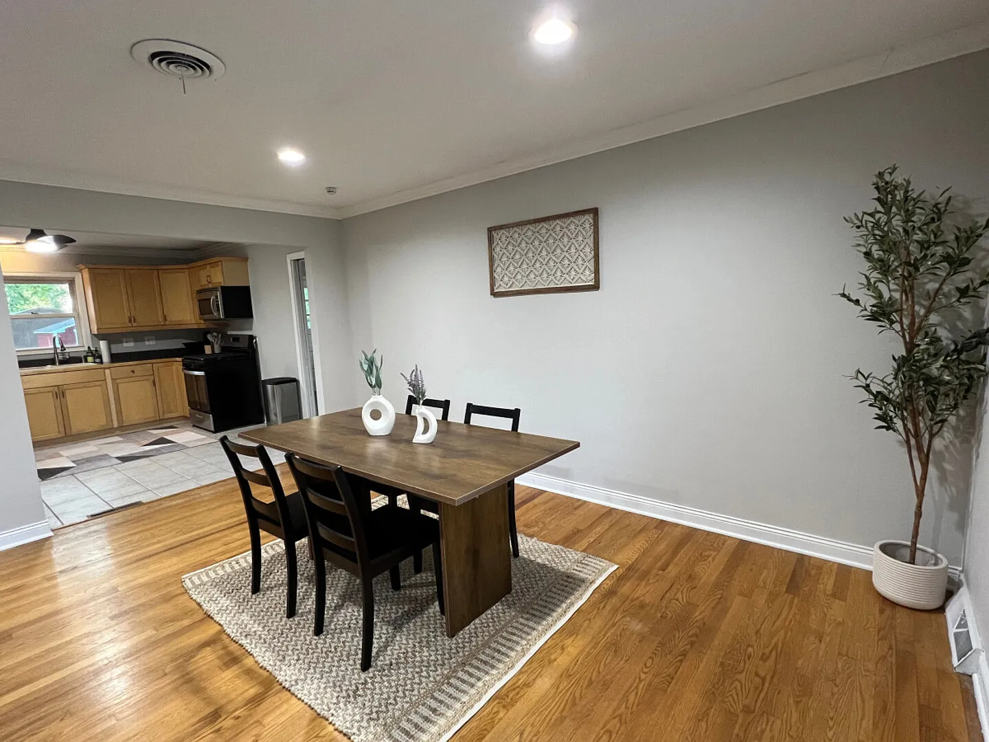 3BR Tranquil Home in Tinley Park — Photo 3