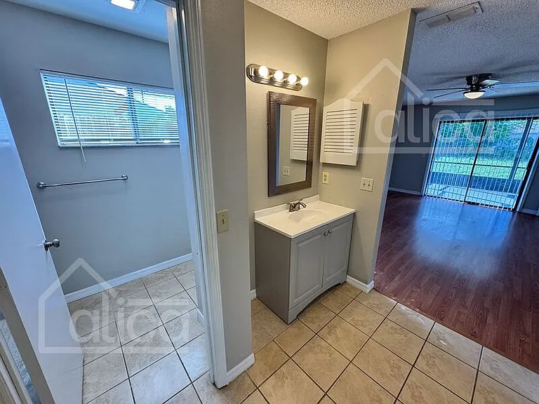 1147 Manitoba St — Photo 7