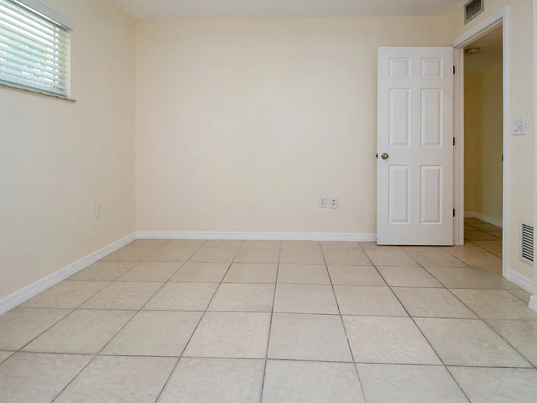 995 Virginia Dr — Photo 21
