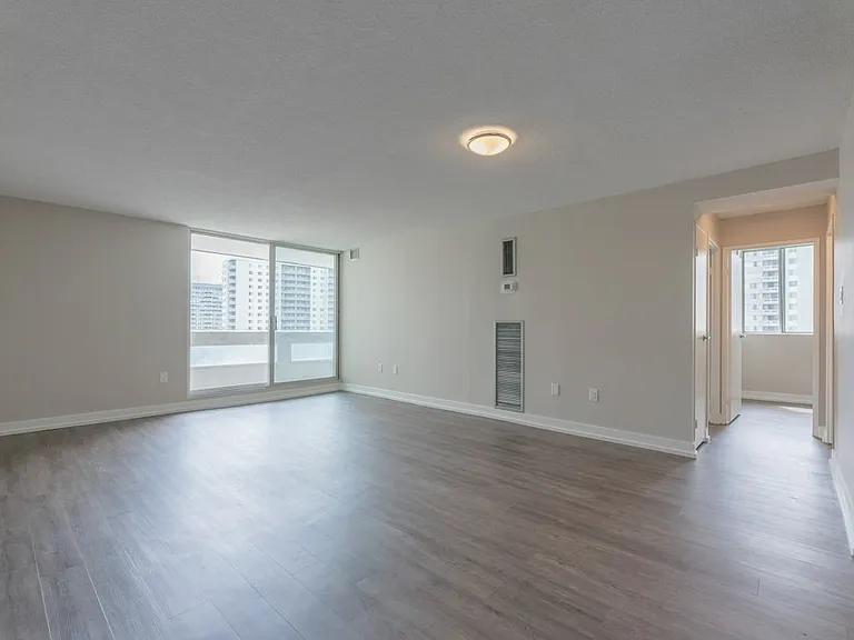 3575 Kaneff Cres — Photo 18