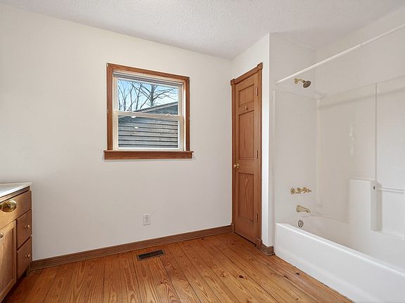 50th image of 1263 Ridge Rd W