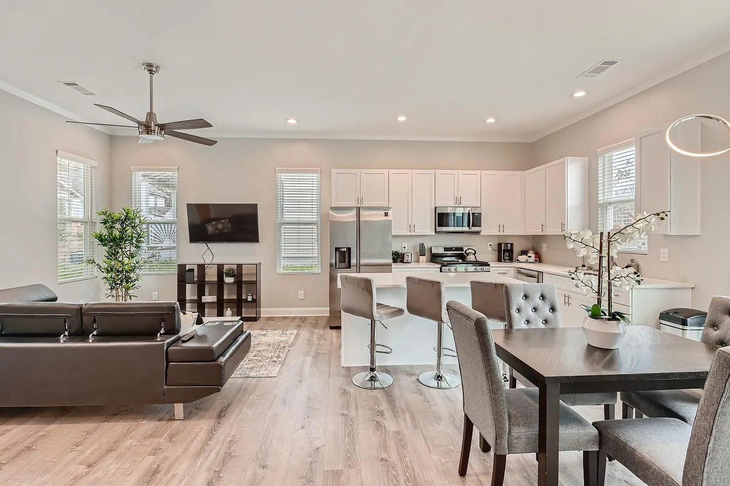4 bed, 2.5 bath, 2000 sqft, $4,500 — Photo 3
