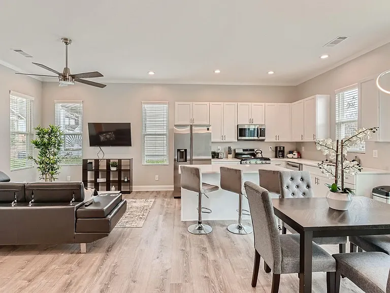 884 Sims St SW — Photo 3