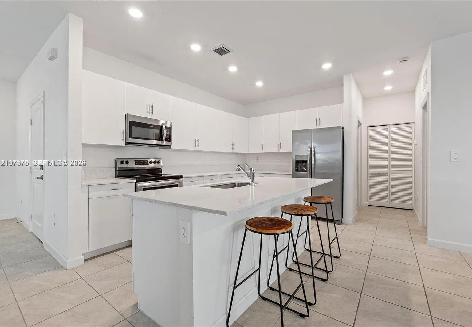 5 bed, 2640 sqft, $5,000 — Photo 2
