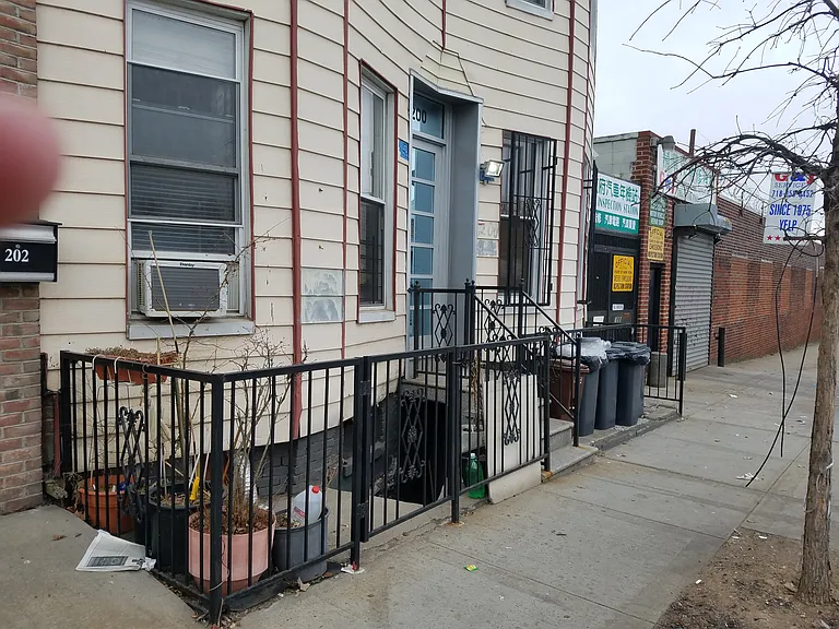200 28th St #2R — Photo 11