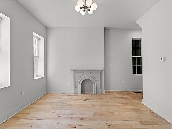 3rd image of 2011 Forbes Ave