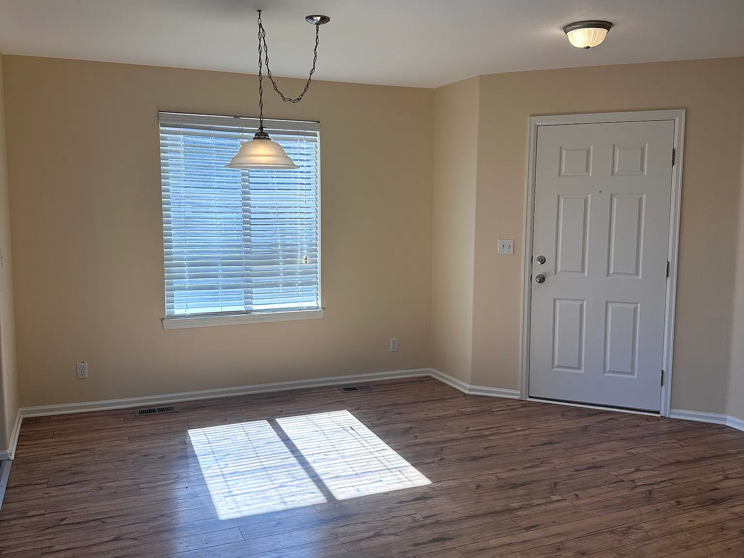 3 bed, 3.5 bath, 2100 sqft, $2,595 — Photo 4