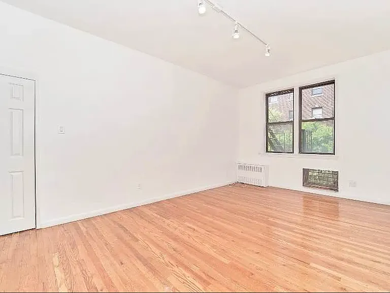 233 E 12th St #3A — Photo 1