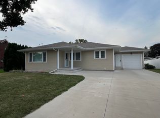 416 1st Ave W, Cascade, IA 52033