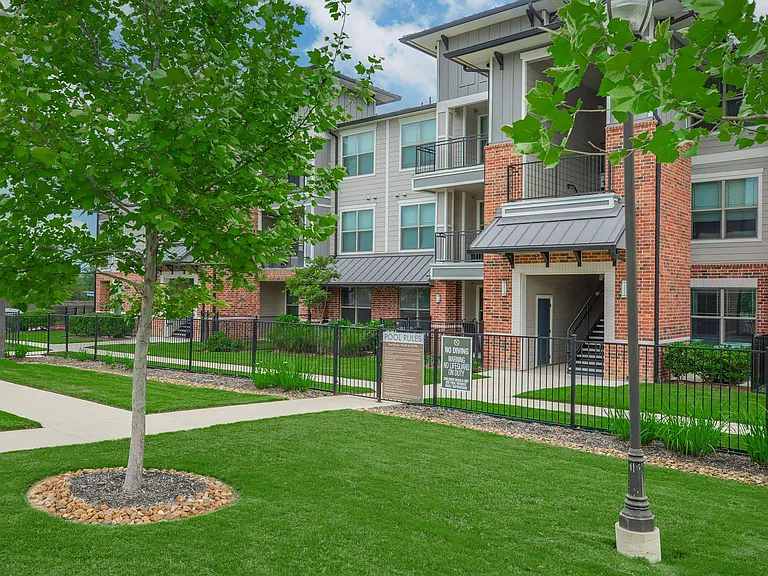 Residence at Oakmont Apartments — Photo 16