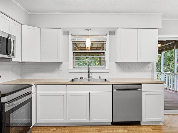 4th image of 1032 Hillcrest Rd