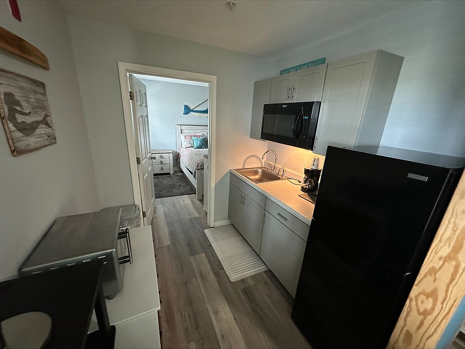 2nd image of 701 N Lake Park Blvd #221
