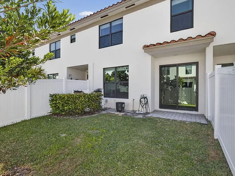 4408 Hemlock Dr — Photo 18