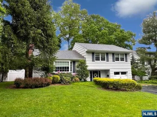 384 Martom Rd, Wyckoff, NJ 07481
