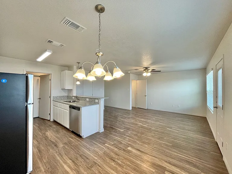 1708 Castroville Trl — Photo 10