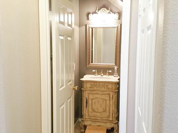 Downstair guest restroom