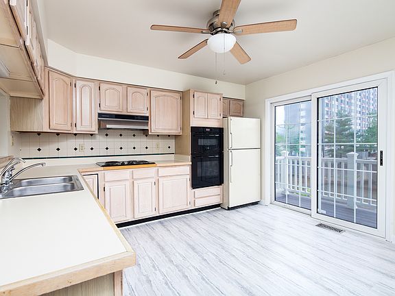 5th image of 3040 S Glebe Rd #1
