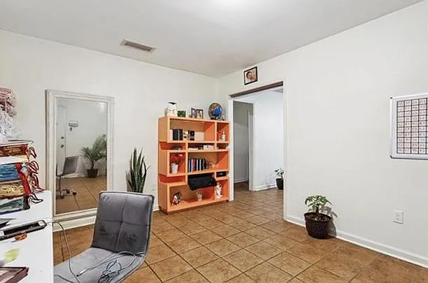 1422 Carrollton Ave — Photo 2
