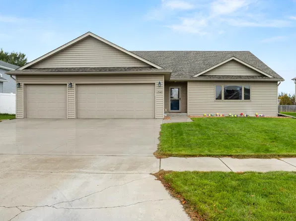 1240 38th Ave S, Moorhead, MN 56560