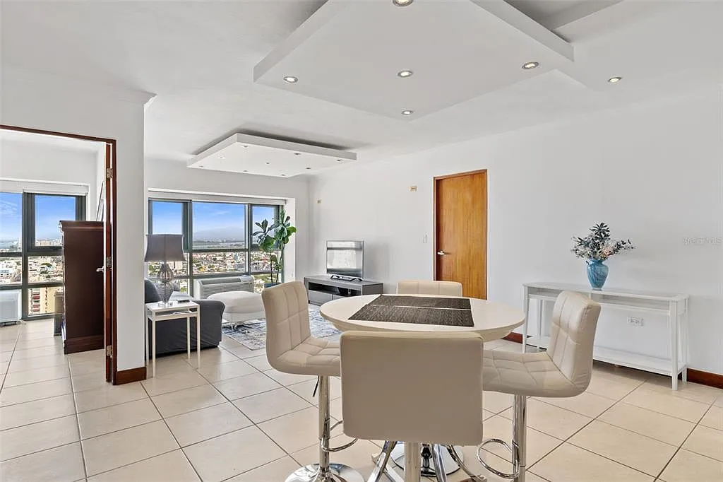 2 bed, 2.0 bath, 1365 sqft, $5,500 — Photo 3