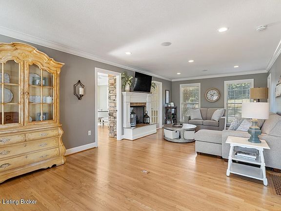 3rd image of 103 Deer Chase Ct