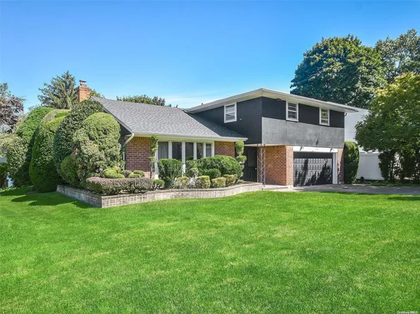 15 Linda Lane, Plainview, NY 11803