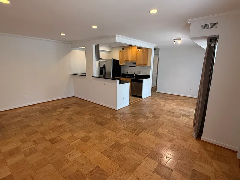 2911 Charing Cross Rd — Photo 9