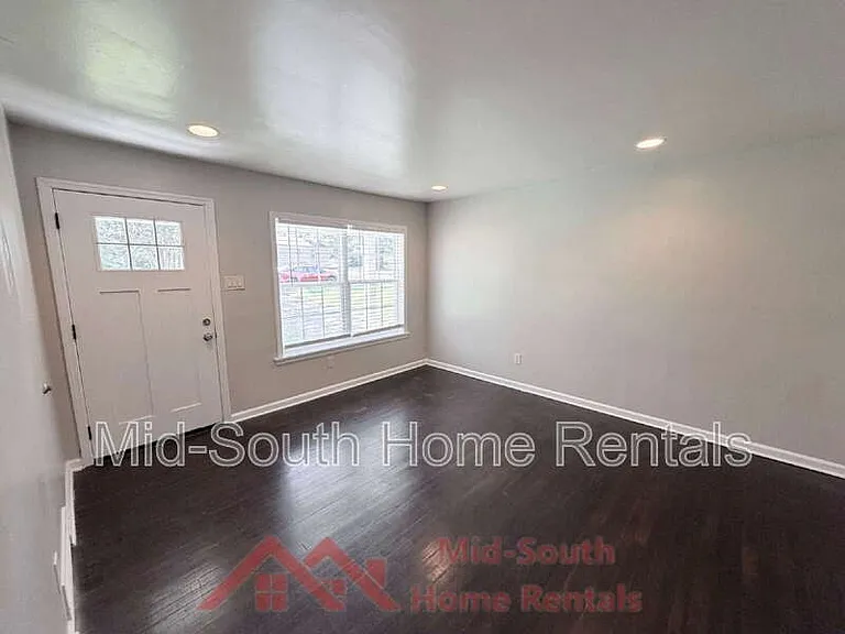1060 Paul Pl — Photo 4