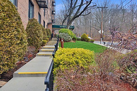 5th image of 830 Howard Ave